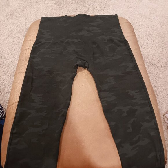 **SPANX LOOK AT ME NOW SEAMLESS GREEN CAMO PRINT LEGGINGS SIZE 1XL** - Picture 1 of 4